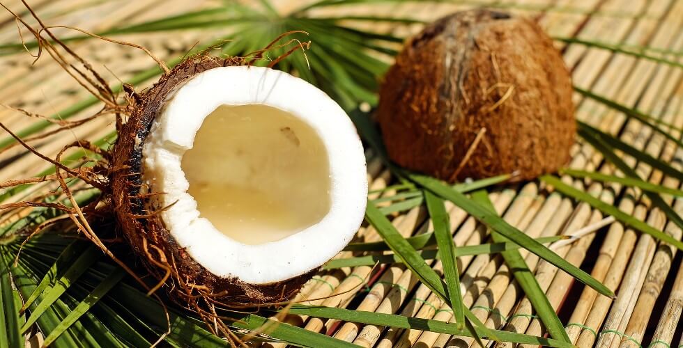 L'huile de coco regorge de bienfaits autant en cuisine que dans la salle de bain.